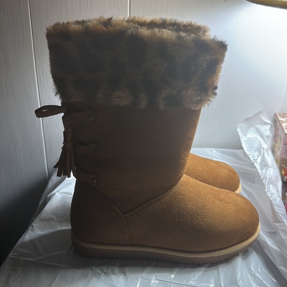 Cheetah Girls Winter Boots New, Size 2M, Tasseled inBack with Bow. Non-Smoking. - Picture 3 of 9